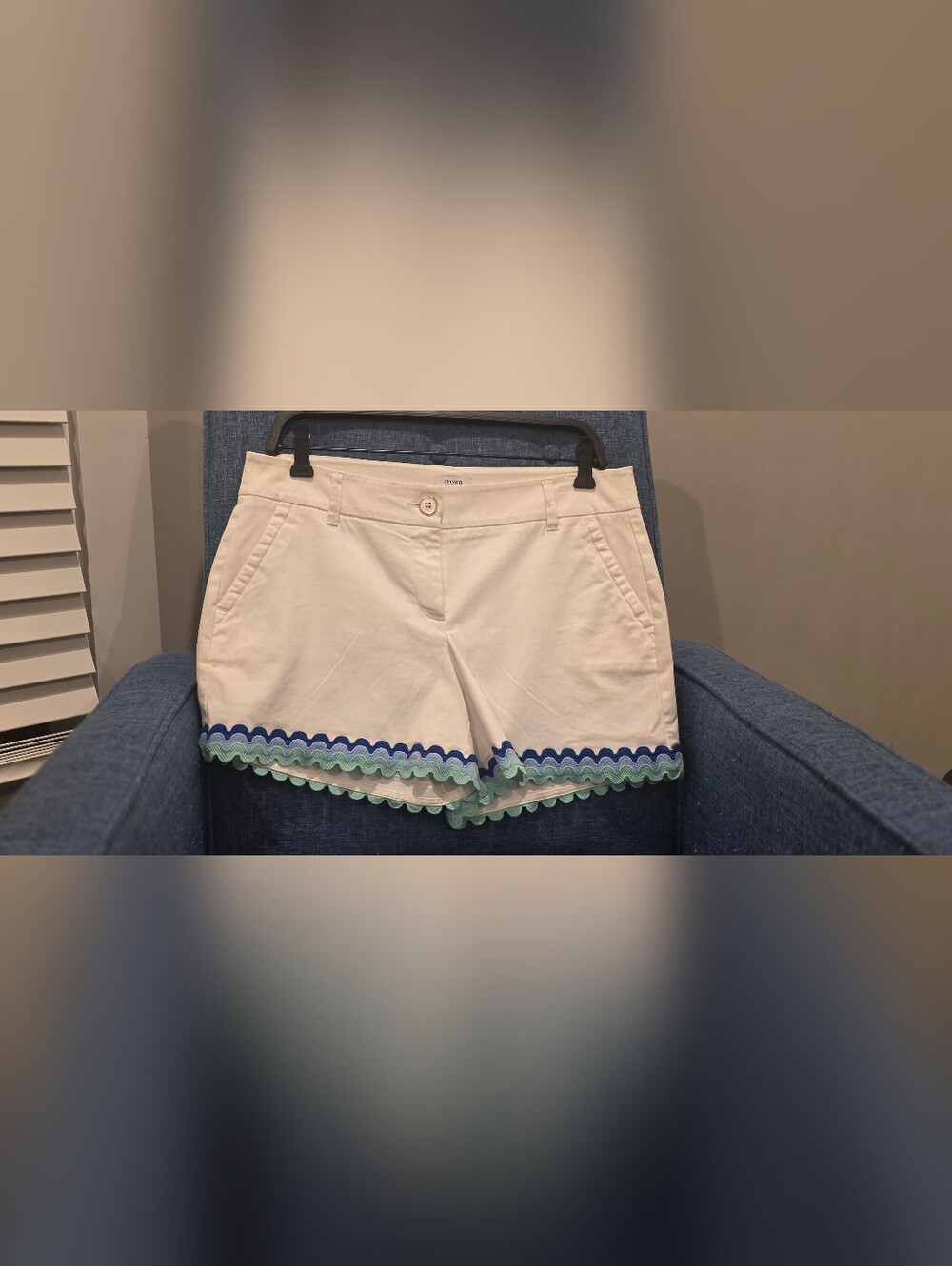 crown & ivy White Shelby Shorts with Blue and Mint Scallop Trim (Size 4)